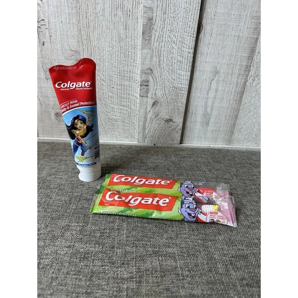 Colgate Fluoride Toothpaste Wonder Woman Mild Bubble Fruit & 2 Toothbrushes